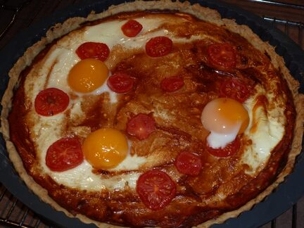 Tarte à la tomate avec un oeuf à cheval