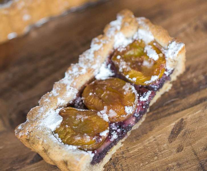 Tarte aux prunes , frangipane de myrtille et pâte sablée canelle