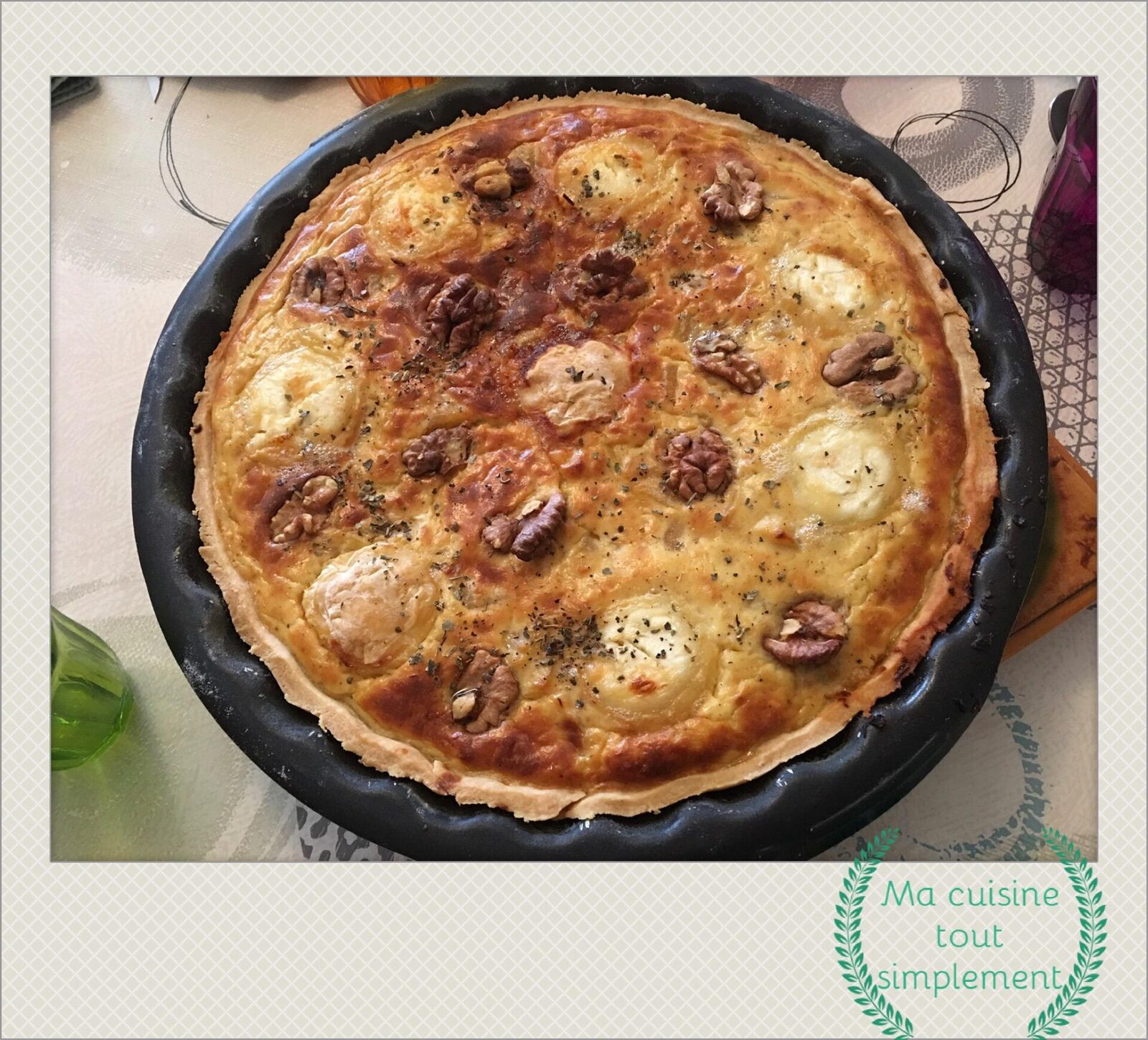 Tarte chèvre, pomme, oignon et noix