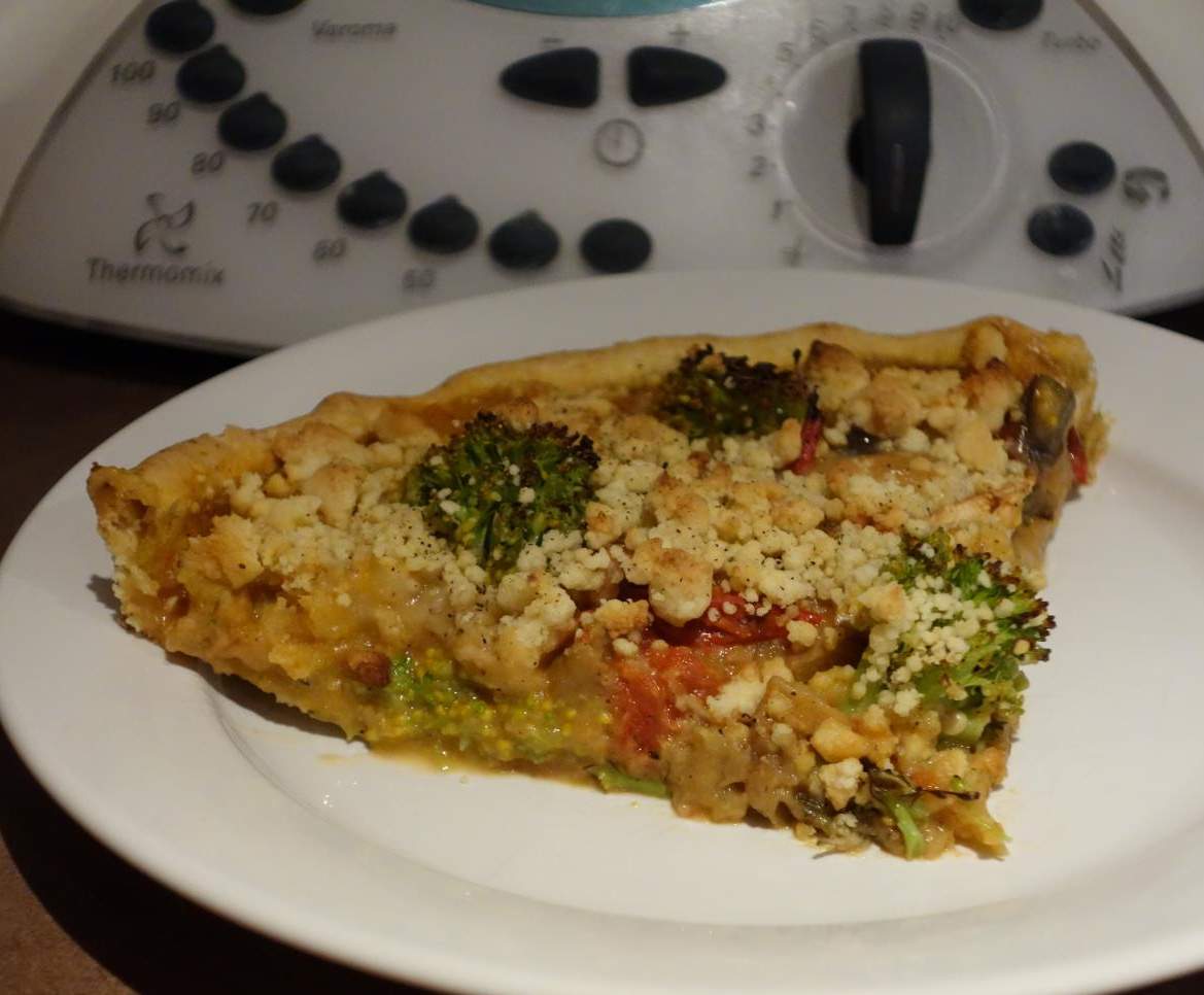 Tarte crumble aubergine, chèvre et brocolis