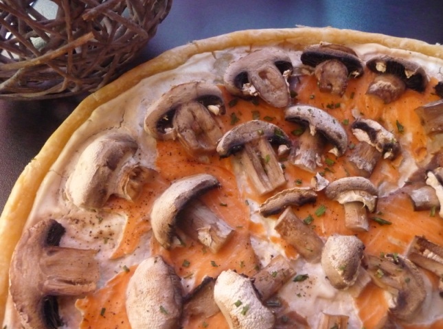 Tarte fine champignons, saumon fumé, ricotta, boursin