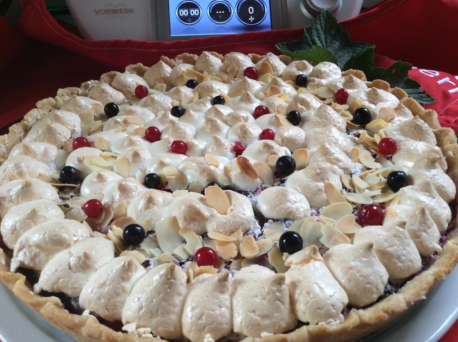 Tarte meringuée aux cassis groseilles et amandes