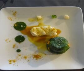 Terre et Mer de Curry dans la main de bouddha, Timbale d'épinards au butternut, Gelée verte aux billes de caviar citron