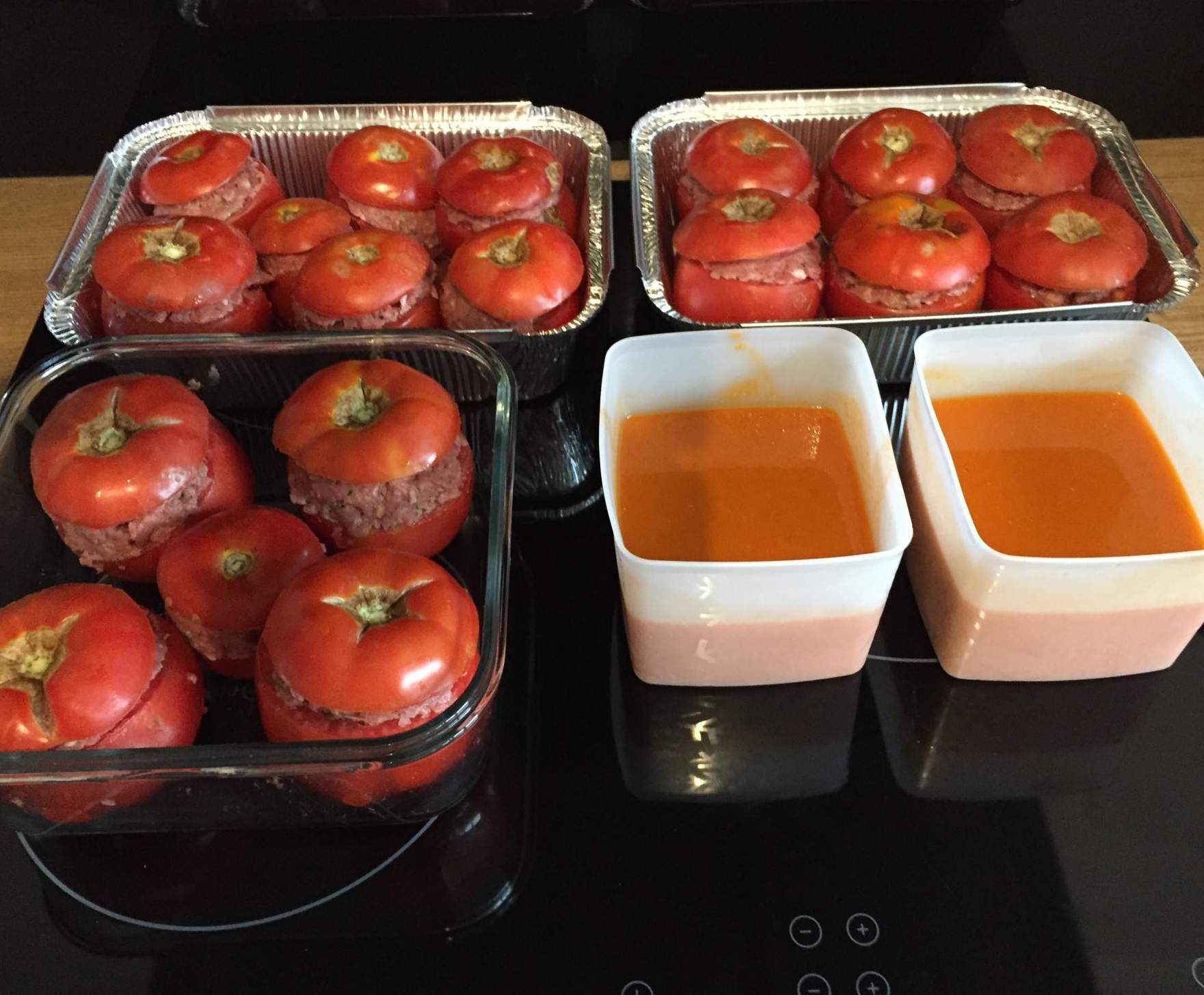 Tomates farcies et sauce tomate