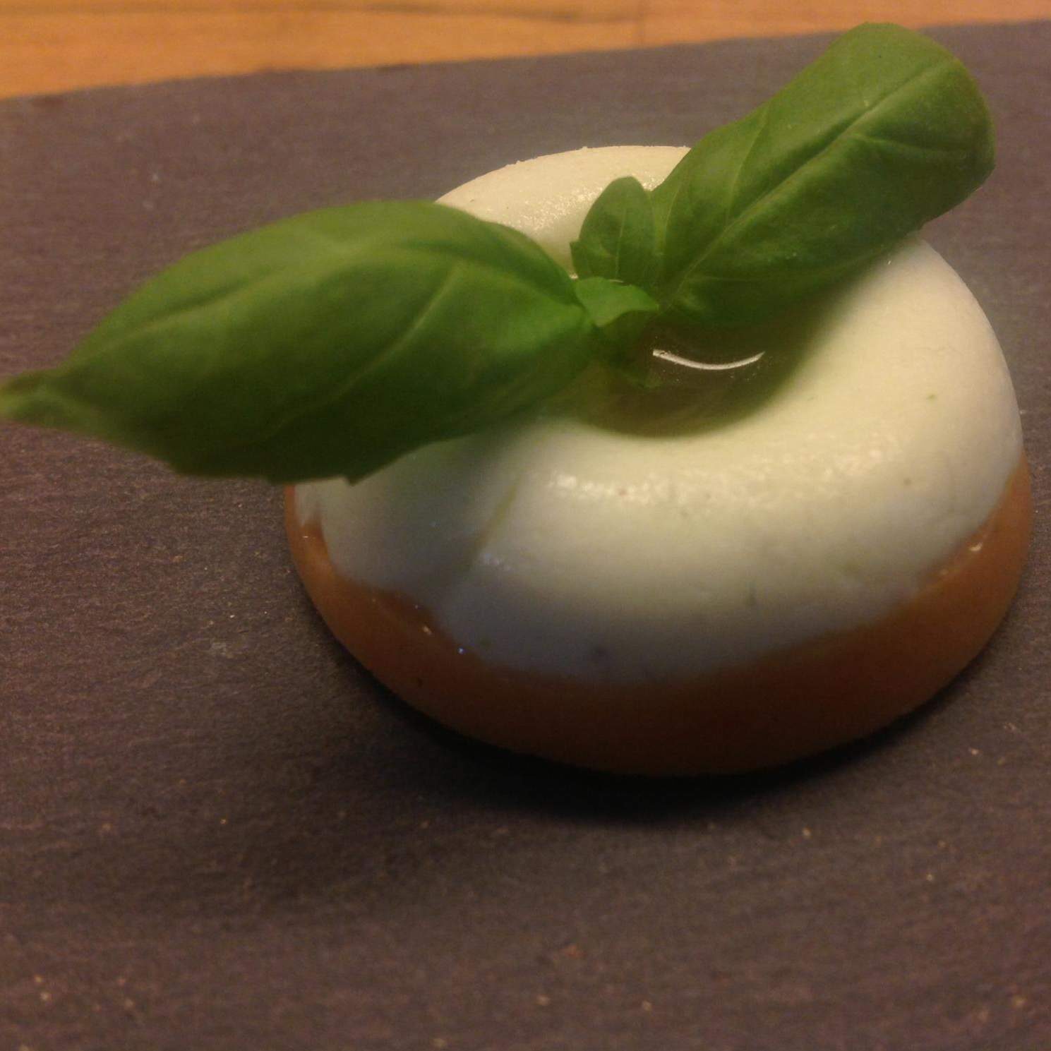 Tomates mozzarella en gelée de basilic