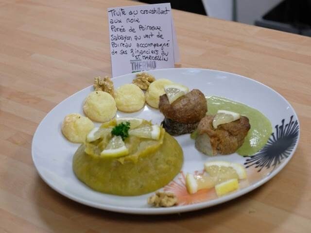 Truite au croustillant aux noix. Purée de poireaux .sabayon de verts de poireaux accompagnée de financiers au Saint-Marcellin