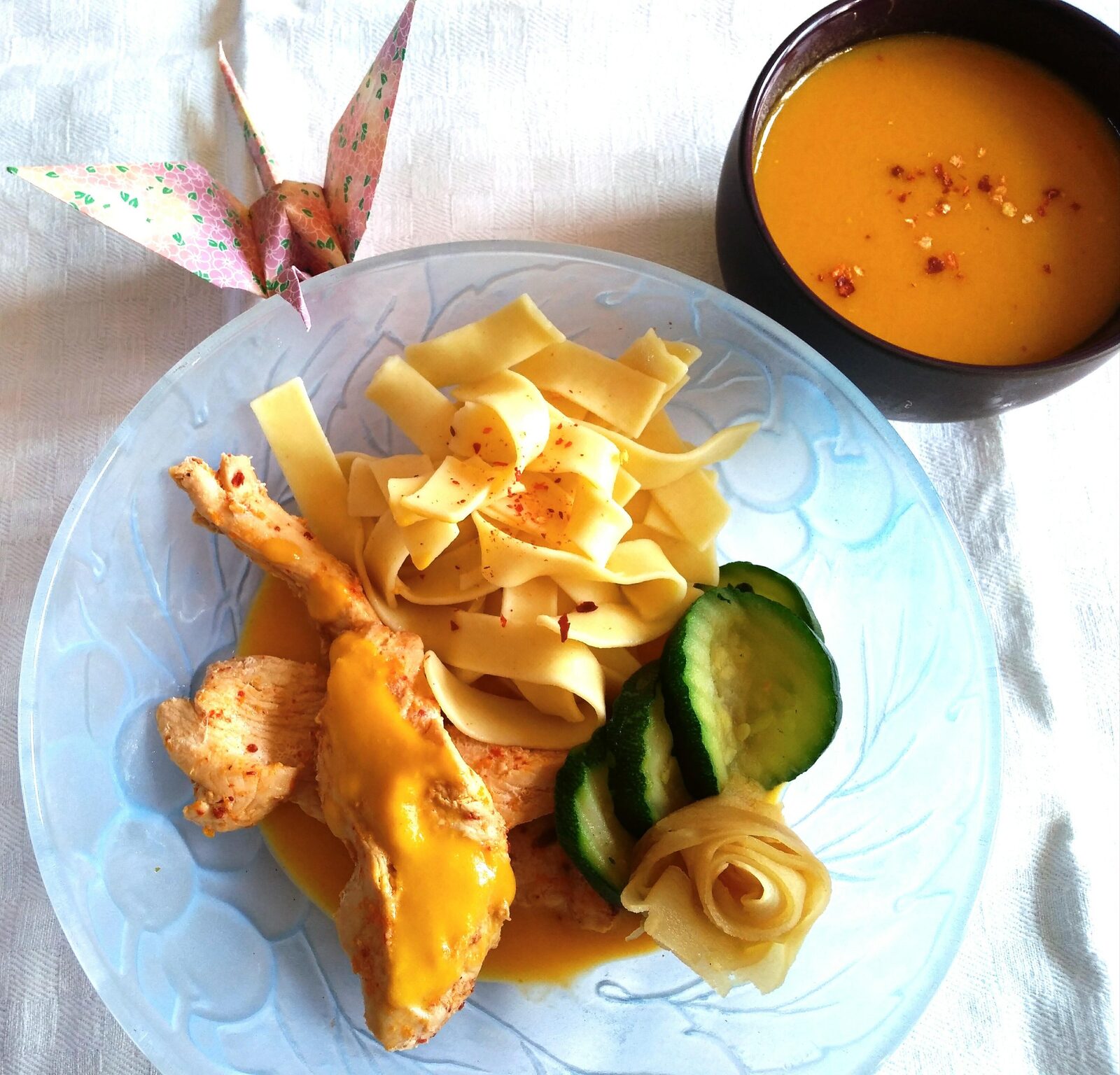 Velouté de carotte à l'orange, Aiguillettes de poulet en vapeur d'orange et piment d'espelette et ses légumes