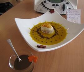 velouté de courge butternut accompagné de son mini médaillon et sa crème de vinaigre balsamique