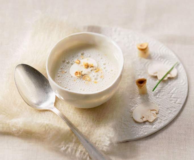 Velouté de topinambours au Saint Moret, champignons crus et noisettes grillées