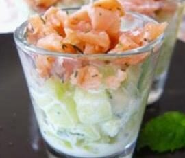Verrine apéritif concombre, pomme et saumon fumé