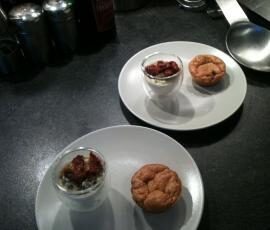 Verrines crème de parmesan pesto crémeux et tomates confites et muffin tomates séchées mozzarella