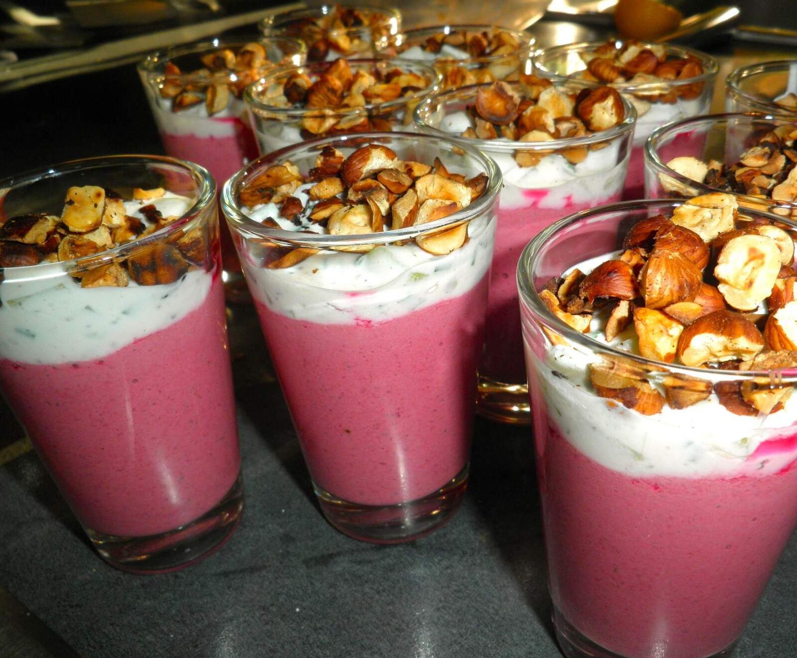 Verrines de betteraves, concombres et noisettes