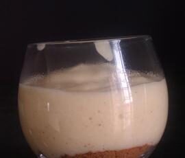 Verrines de crème au chocolat blanc sur lit de speculoos