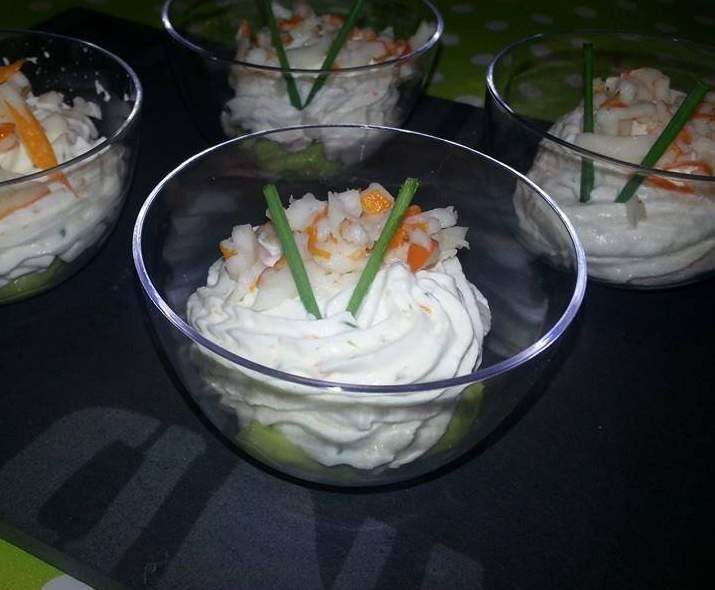 Verrines mousse d'avocats et chantilly au surimi